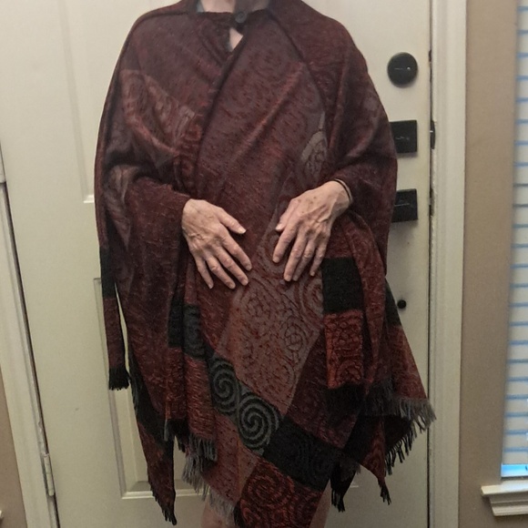 Irish Cape - Picture 1 of 5